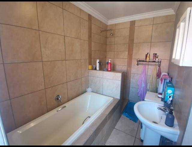 1 BEDROOM PROPERTY TO RENT IN DIE BULT